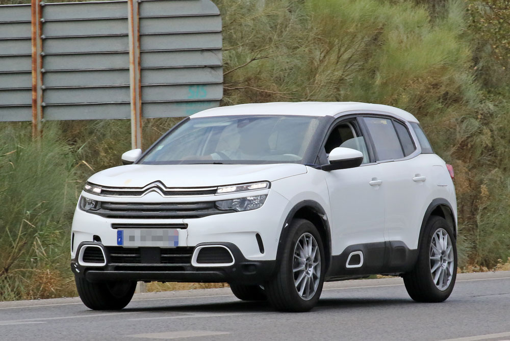 El futuro Peugeot 3008 rueda escondido en la carrocería de un Citroën C5 Aircross 5 Motor16 Peugeot 3008 mule 2 Motor16