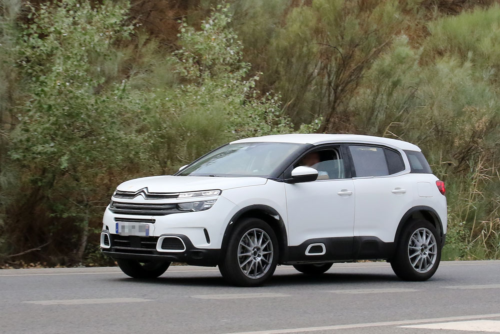 El futuro Peugeot 3008 rueda escondido en la carrocería de un Citroën C5 Aircross 7 Motor16 Peugeot 3008 mule 4 Motor16