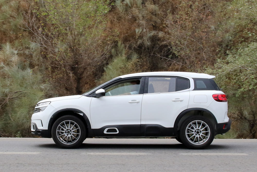 El futuro Peugeot 3008 rueda escondido en la carrocería de un Citroën C5 Aircross 10 Motor16 Peugeot 3008 mule 7 Motor16