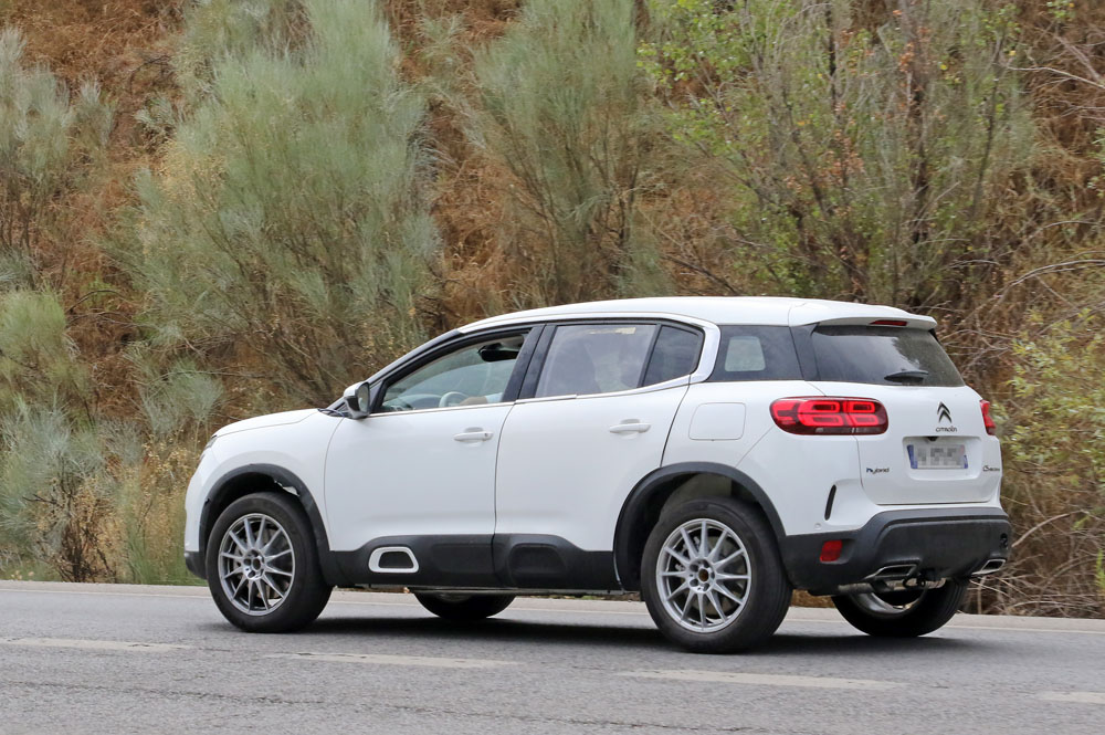 El futuro Peugeot 3008 rueda escondido en la carrocería de un Citroën C5 Aircross 12 Motor16 Peugeot 3008 mule 9 Motor16