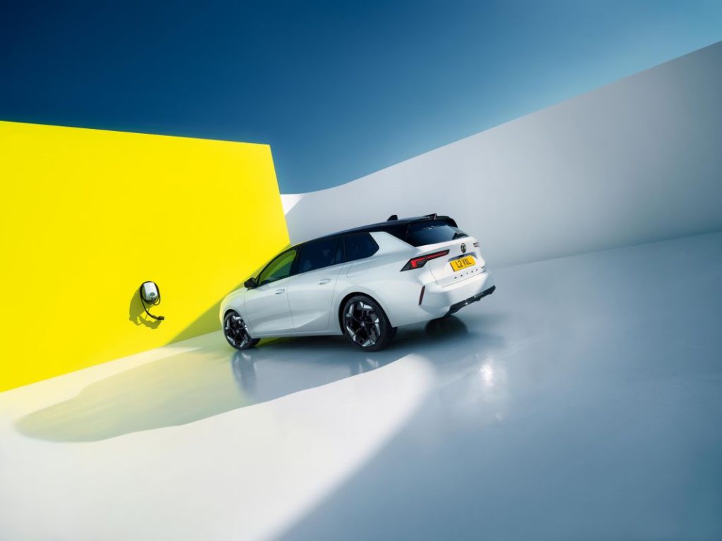 Opel lanza las nuevas variantes electrificadas sport GSe 6 Motor16 VauxhallannouncesAstraGSeandAstraSportsTourerGSe2809226 1 Motor16