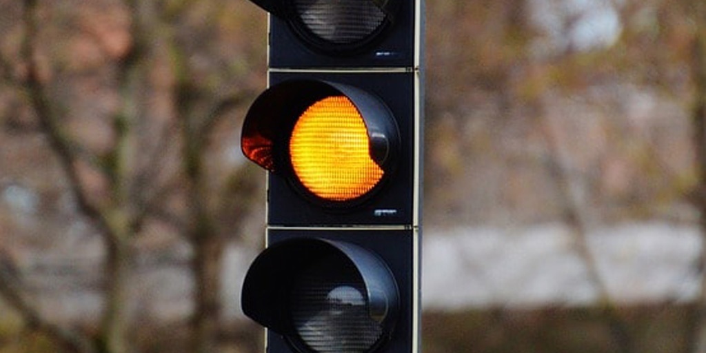 ¿Acelerar o frenar? La decisión que debes tomar ante un semáforo en ámbar 60 Motor16 ambar2 Motor16