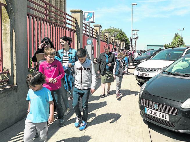 La DGT advierte a los padres en la vuelta al cole de sus hijos 8 Motor16 aparcar