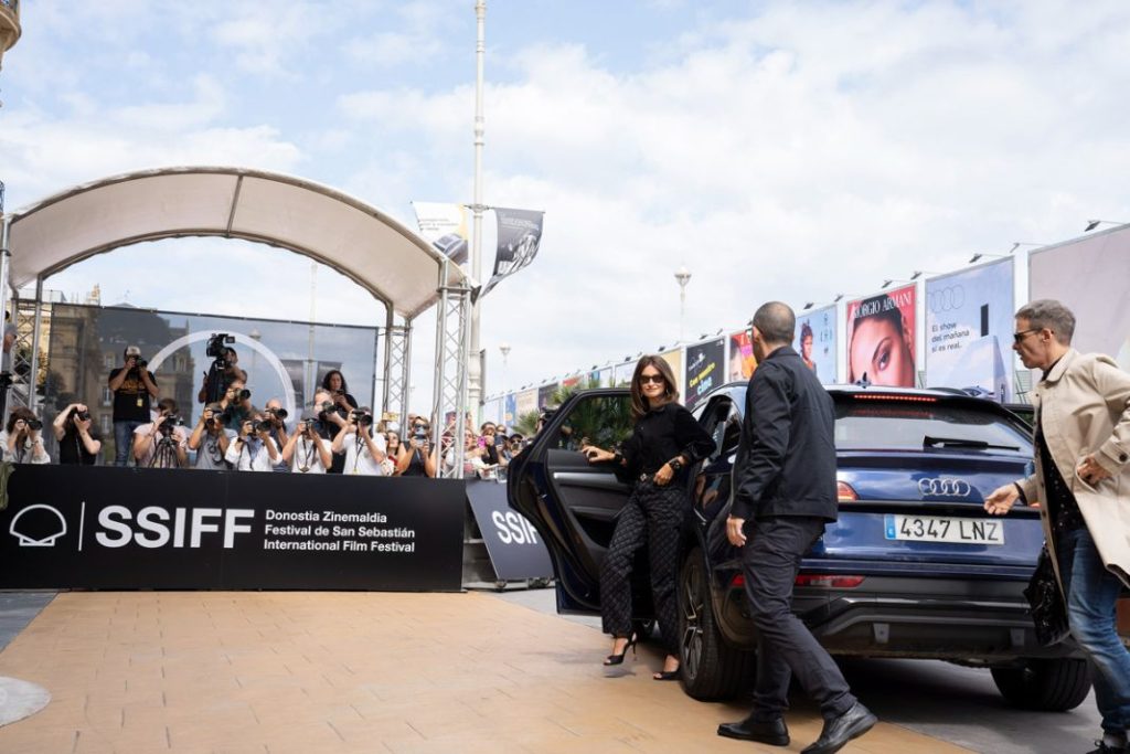 Las estrellas del Festival de Cine de San Sebastián viajan en Audi 1 Motor16 Penélope Cruz se traslada en un modelo de Audi al Festival de Cine.