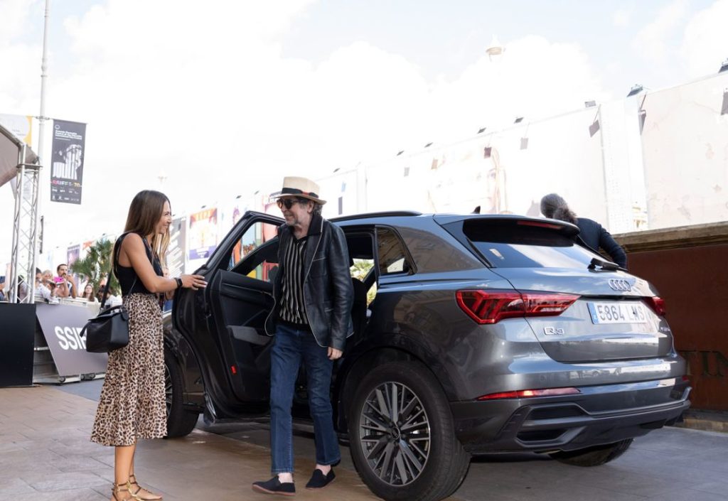 Joaquín Sabina se traslada en un modelo de Audi al Festival de Cine.