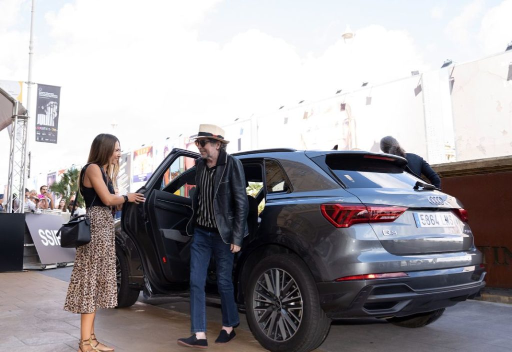 Las estrellas del Festival de Cine de San Sebastián viajan en Audi 2 Motor16 Joaquín Sabina se traslada en un modelo de Audi al Festival de Cine.