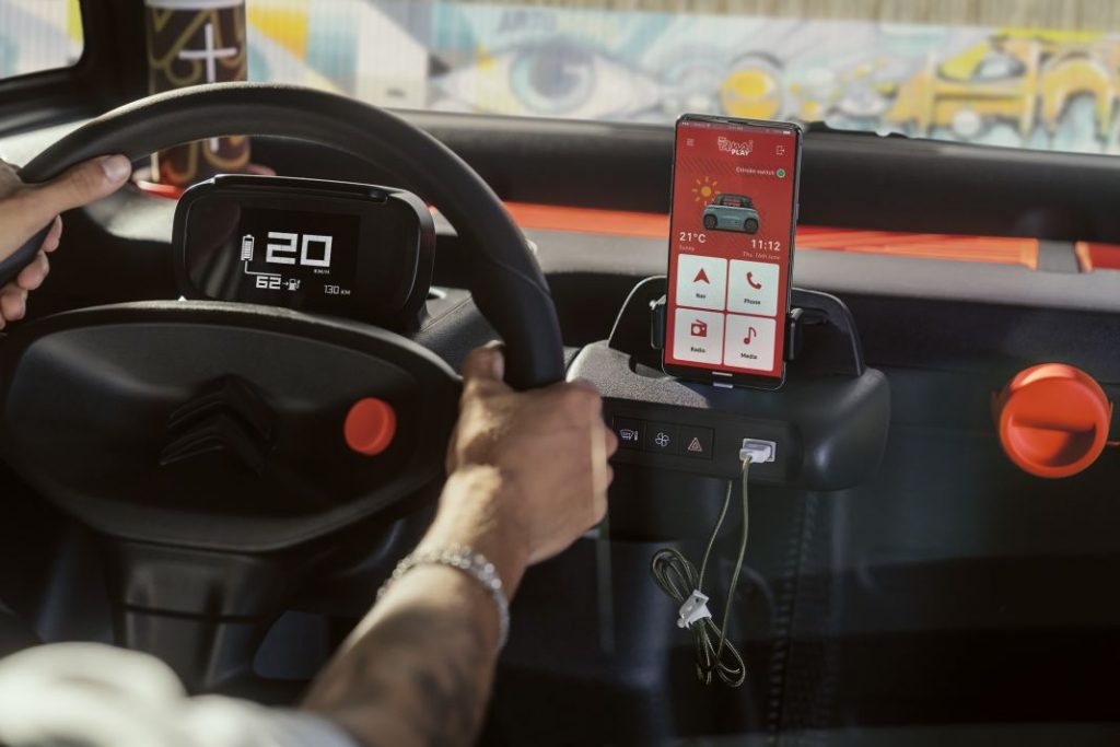 Citroën AMI, porque aunque no tengas carnet, quieres hablar por el móvil 2 Motor16 cl 22016020 6315a260a30aa 6317286f566cd 1 Motor16