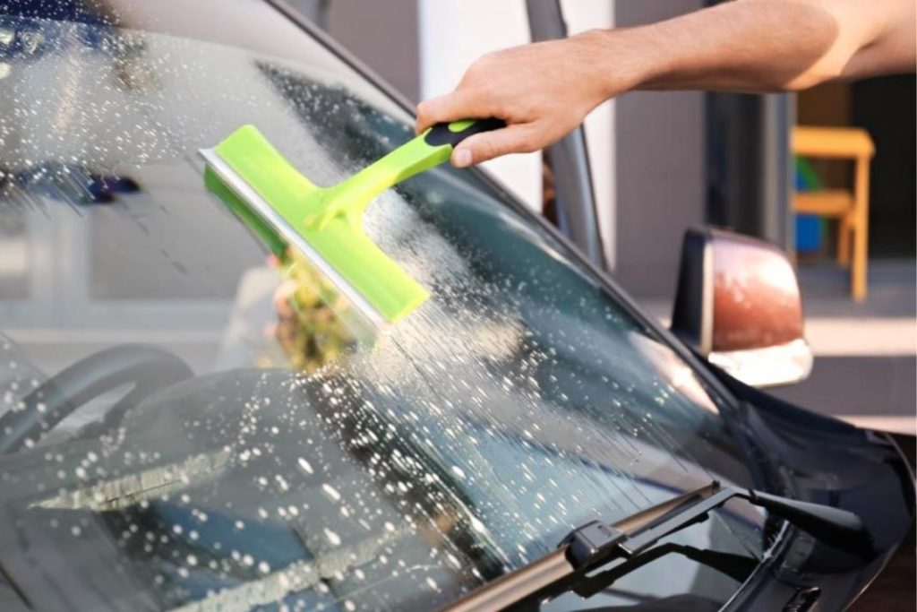 Este accesorio es vital para conducir con seguridad cuando llueve 23 Motor16 limpieza