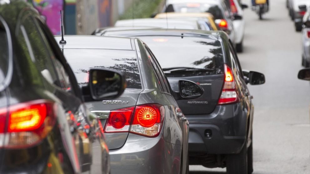 Esta es la multa por parar el coche en la carretera