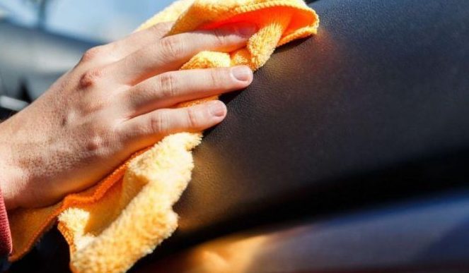 El pequeño gesto que multiplica tu seguridad en un viaje 1 Motor16 Utiliza un trapo seco - limpieza y seguridad