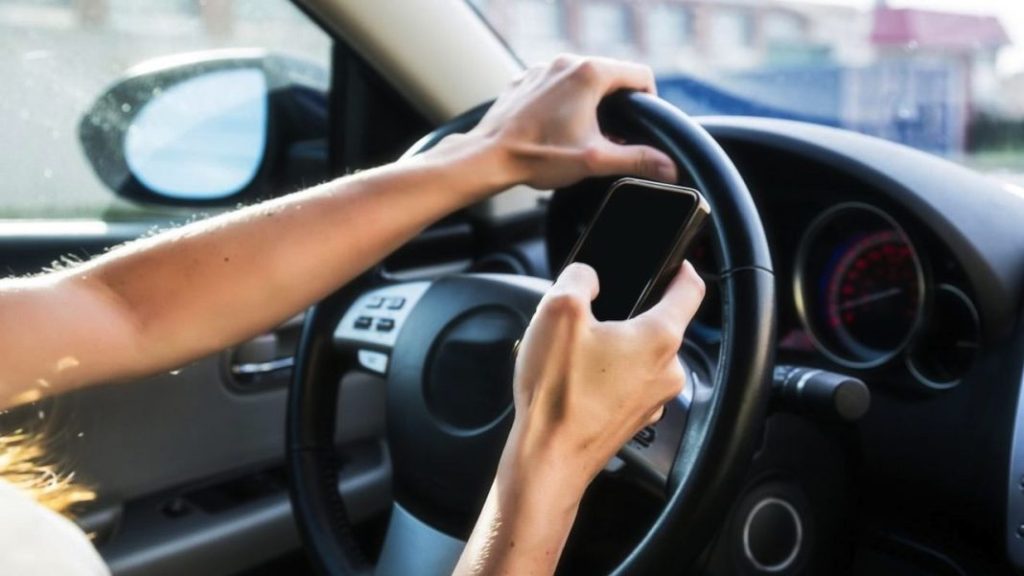 Así debes manejar el navegador de tu coche para evitar una multa 43 Motor16 distracción