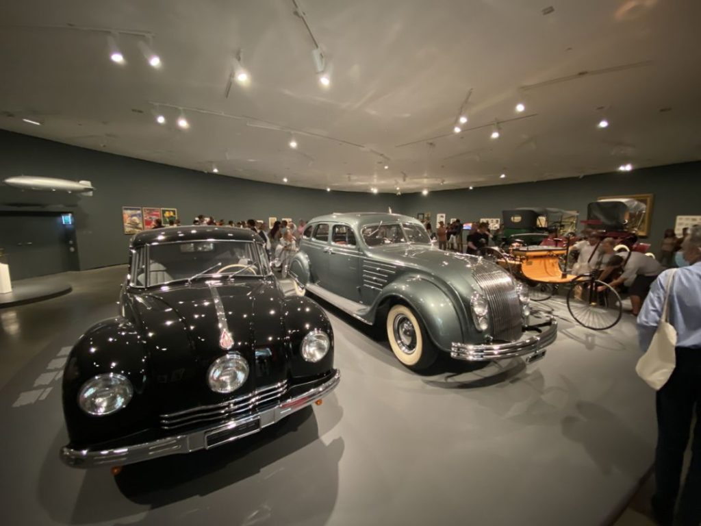 La exposición de coches que batió récords en el Guggenheim Bilbao 1 Motor16 El primer Mercedes-Benz o el Chrysler Airflow representan los orígenes del automóvil en el Guggenheim