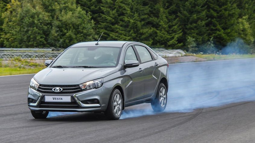 Si tienes que cambiar neumáticos, mucho cuidado con buscarlos solo por precio 1 Motor16 neumáticos frenada
