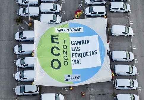 greenpeace_despliega_pancarta_forma_etiq