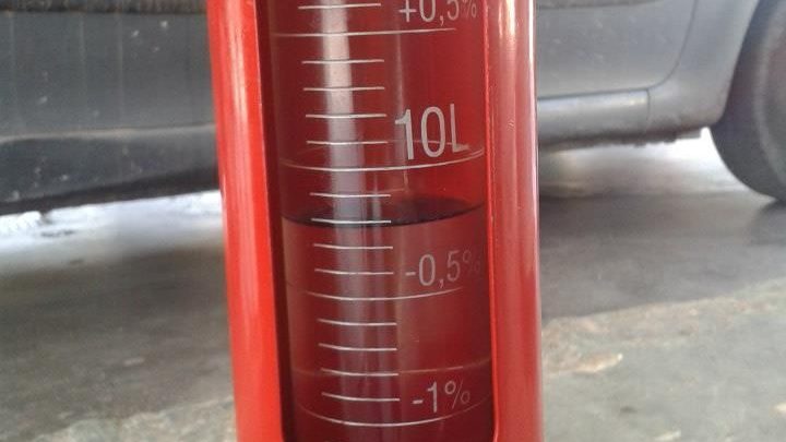 El truco para saber si has repostado todos los litros de gasolina que has pagado 22 Motor16 probeta de comprobación