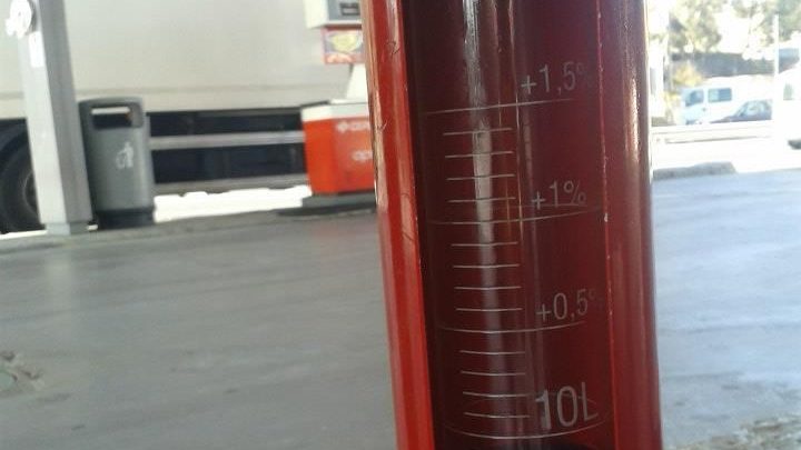 El truco para saber si has repostado todos los litros de gasolina que has pagado 21 Motor16 probeta de comprobación