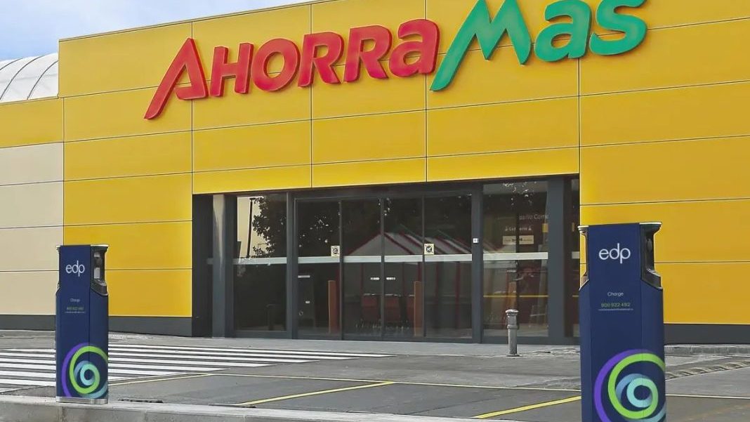 Para cargar tu coche eléctrico gratis, aquí tienes que hacer la compra 215 Motor16 recarga