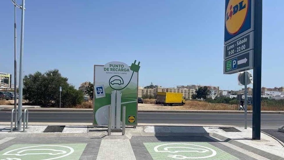 Para cargar tu coche eléctrico gratis, aquí tienes que hacer la compra 214 Motor16 recarga