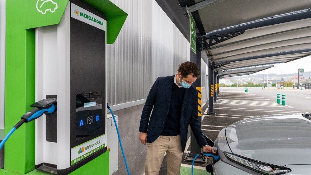 Para cargar tu coche eléctrico gratis, aquí tienes que hacer la compra 213 Motor16 compra