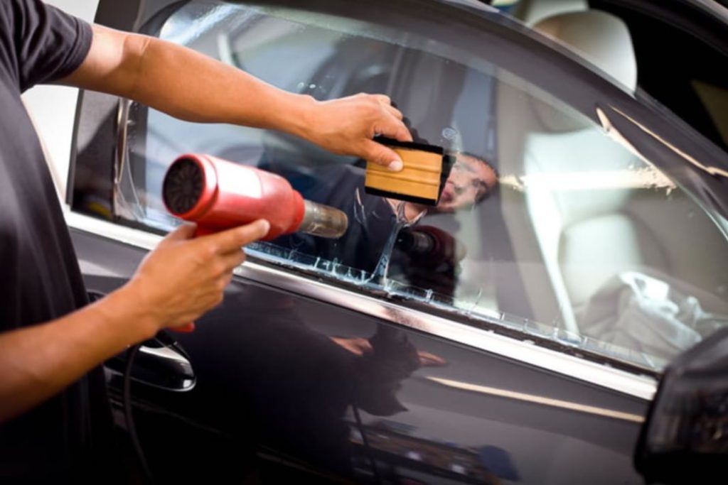 Evita una multa de la DGT homologando los cristales tintados de tu coche 200 Motor16 láminas