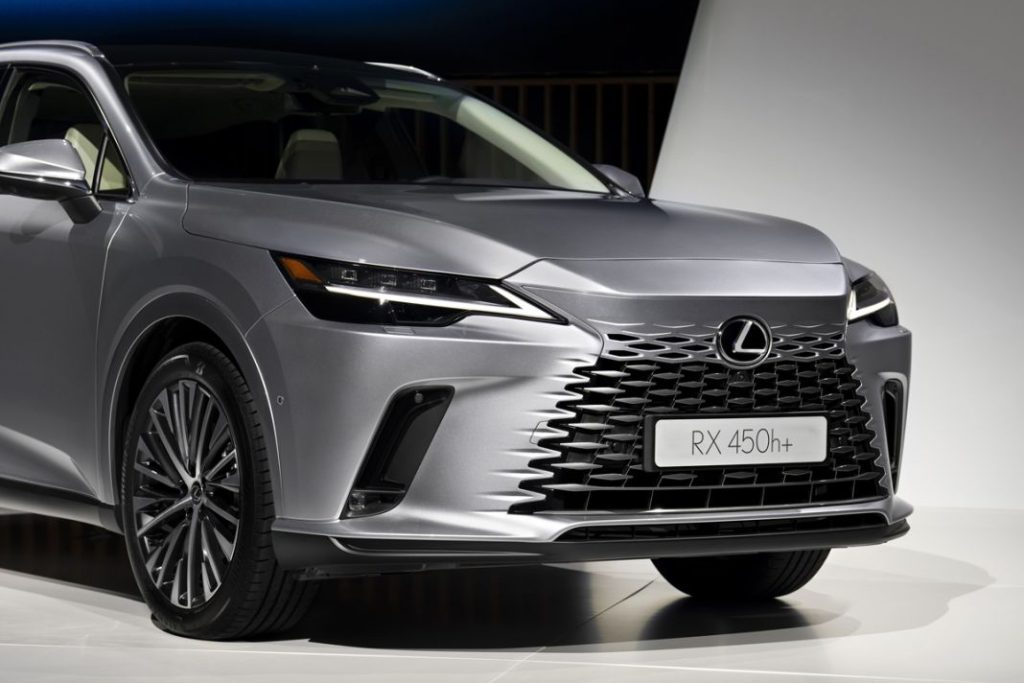 El Lexus RX se pasea por España: ¿dónde puedes verlo? 6 Motor16 lexus RX 450h Sonic Silver 006 event Motor16
