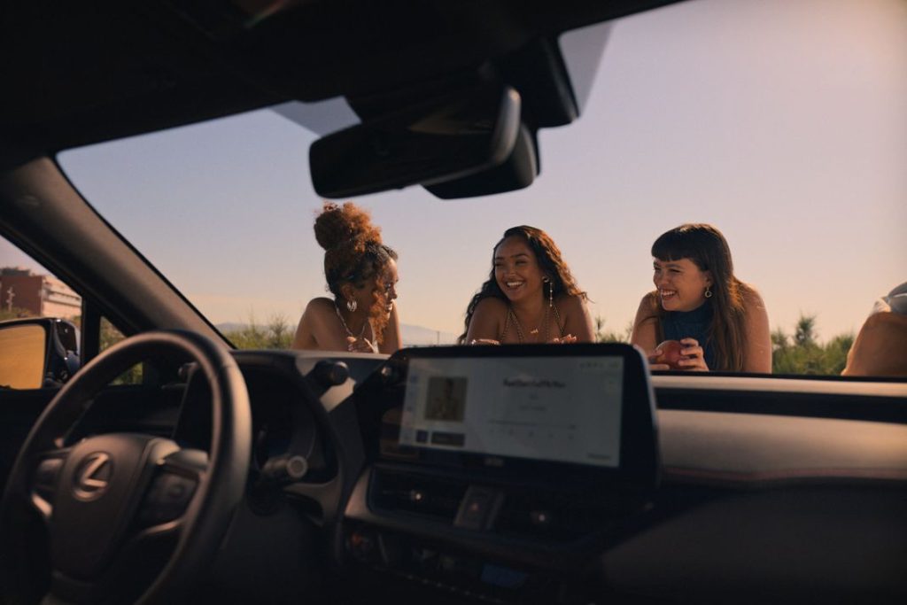 La cantante Joy Crookes, nueva cara del Lexus UX 2 Motor16 lexus ux joycrookes1 Motor16