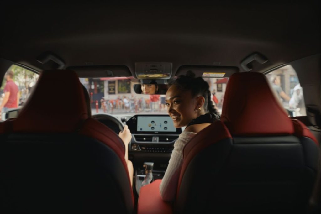 La cantante Joy Crookes, nueva cara del Lexus UX 7 Motor16 lexus ux joycrookes6 Motor16