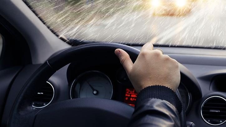 conducir con lluvia DGT
