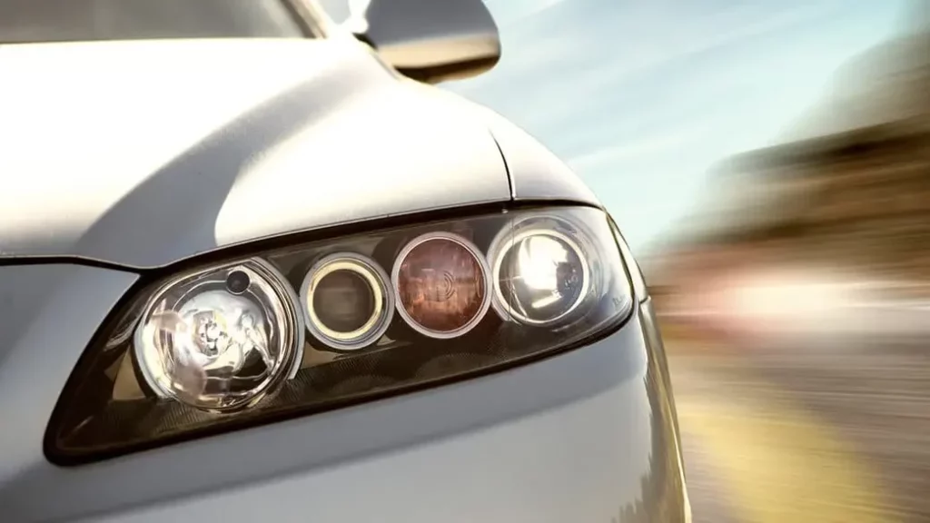 La DGT se pronuncia: ¿hay que llevar las luces del coche encendidas todo el día? 136 Motor16 Luces optimas
