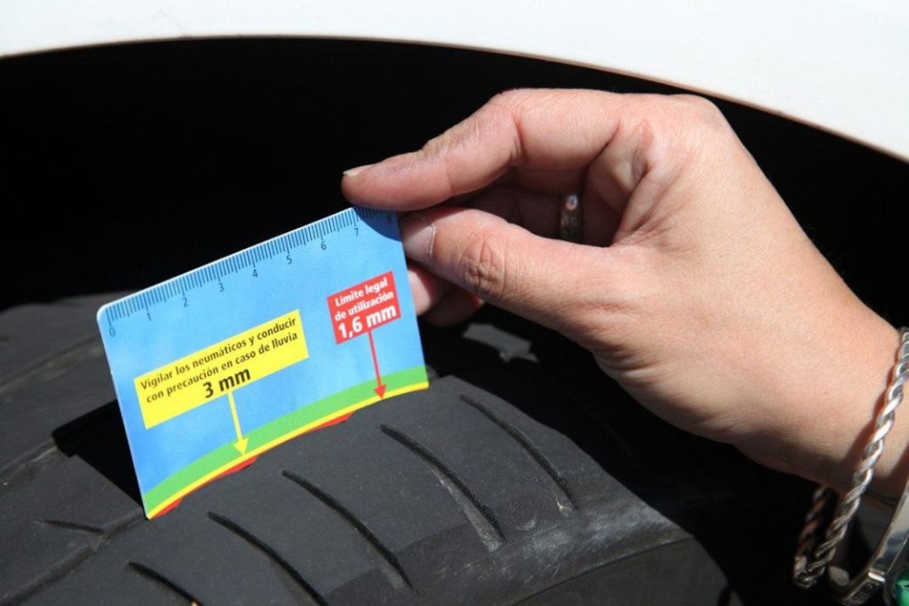 Así debes revisar las ruedas de tu coche para evitar el aquaplaning 54 Motor16 dibujo