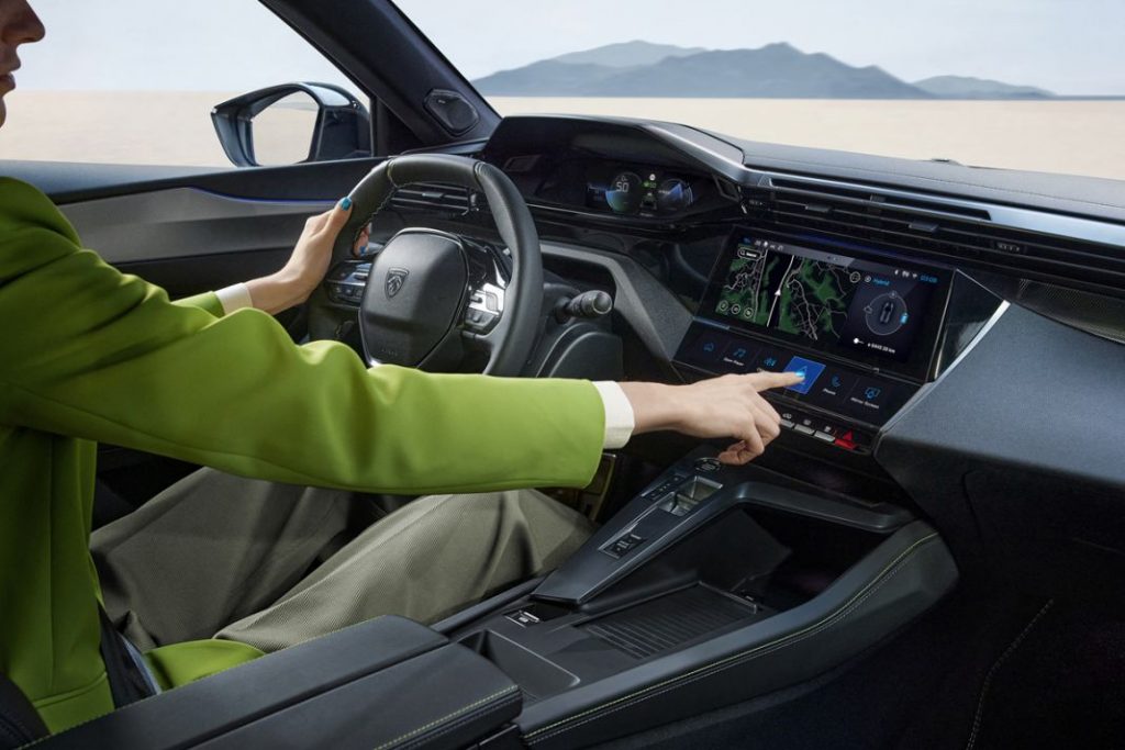 Edición de lanzamiento del Peugeot 408 Plug-in Hybrid: premio para los 30 primeros 2 Motor16 El Peugeot 408 cuenta con Peugeot i-Cockpit.
