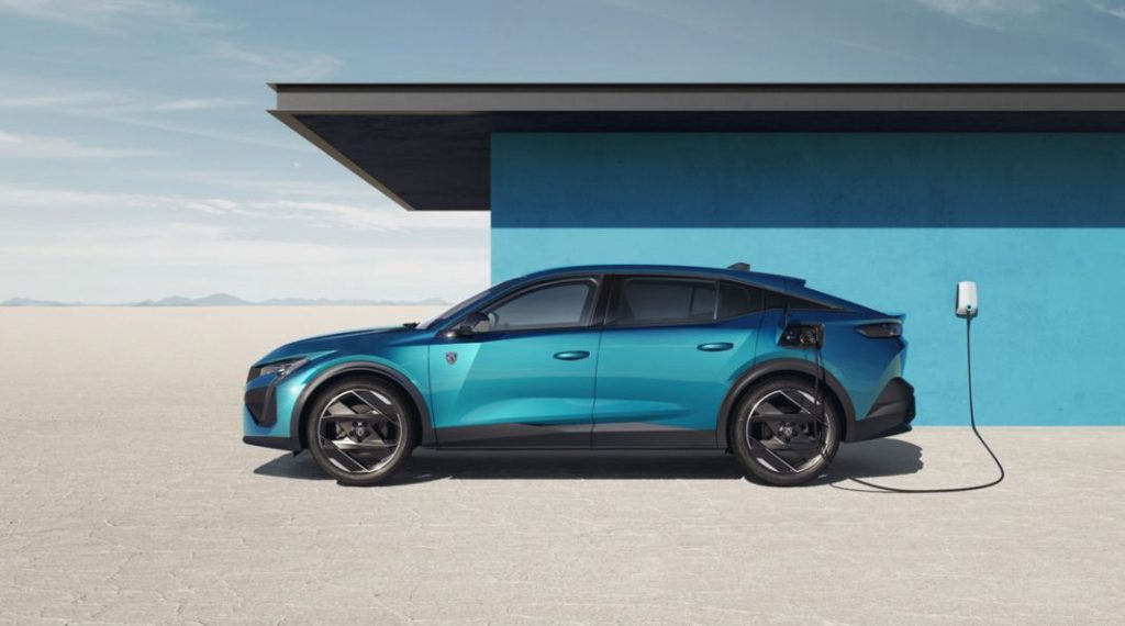 Peugeot 408: nueve versiones a elegir desde 33.350 euros 1 Motor16 Peugeot 408. Imagen estática perfil.