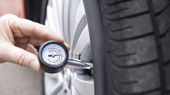 Los puntos clave de tu coche que más sufren con la llegada del verano 146 Motor16 presión ruedas coche