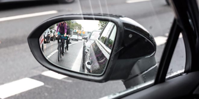 Para evitar sustos al salir de tu coche, ábrelo a la holandesa 104 Motor16 consejos