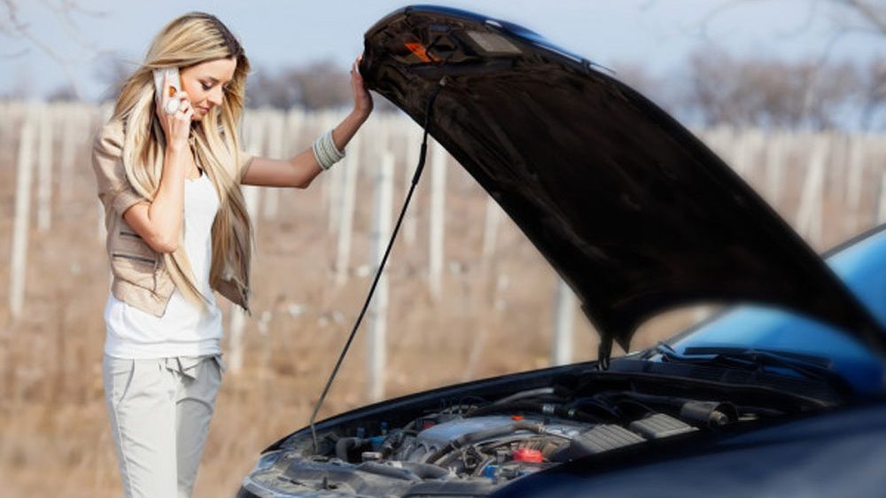 Las alertas que lanza tu coche y que te avisan de que algo no está bien 96 Motor16 revisión motor, avería, coche, capó abierto