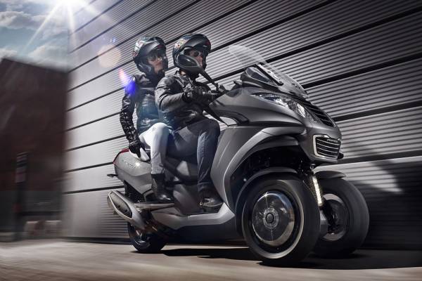 2023 Scooter. Moto tres ruedas. Imagen movimiento.