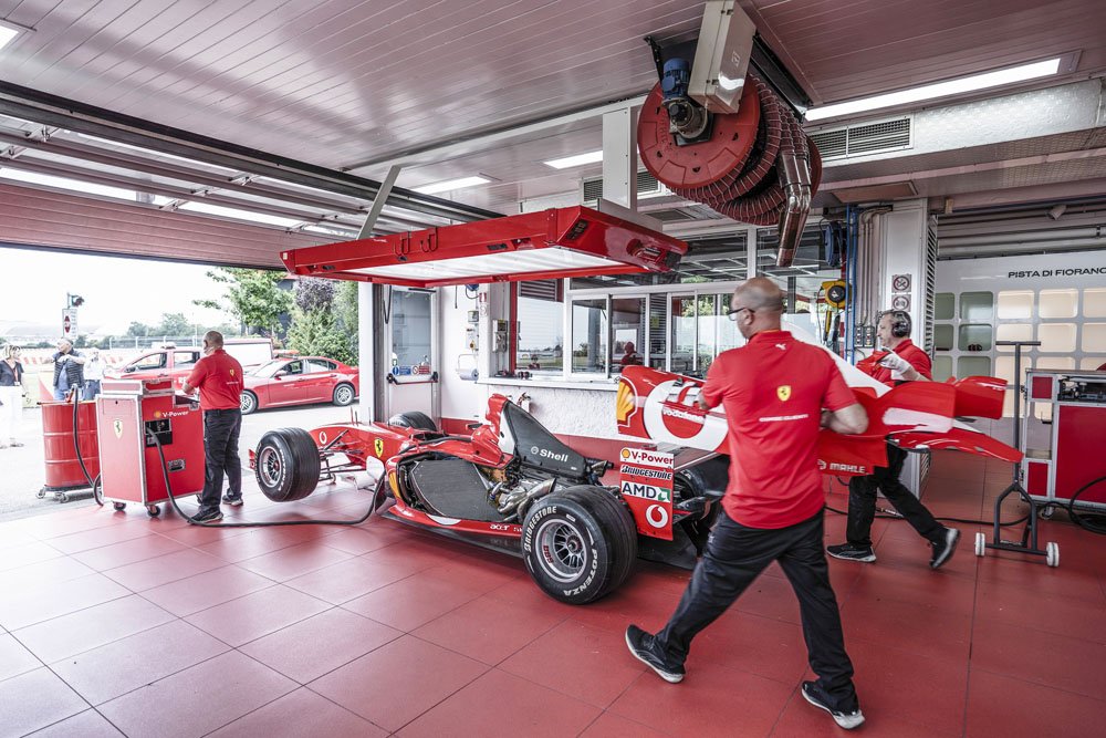 10 millones se podrían pagar por este Ferrari de Michael Schumacher 18 Motor16 2003 Ferrari F2003 No.229 44 1 Motor16