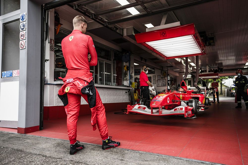 10 millones se podrían pagar por este Ferrari de Michael Schumacher 14 Motor16 2003 Ferrari F2003 No.229 9 Motor16