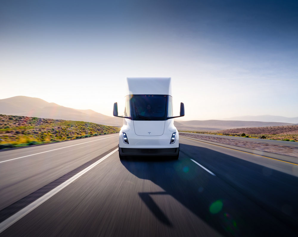 Pepsi recibirá los primeros camiones eléctricos de Tesla, que ya se fabrican 1 Motor16 Tesla Semi. Imagen movimiento frontal.