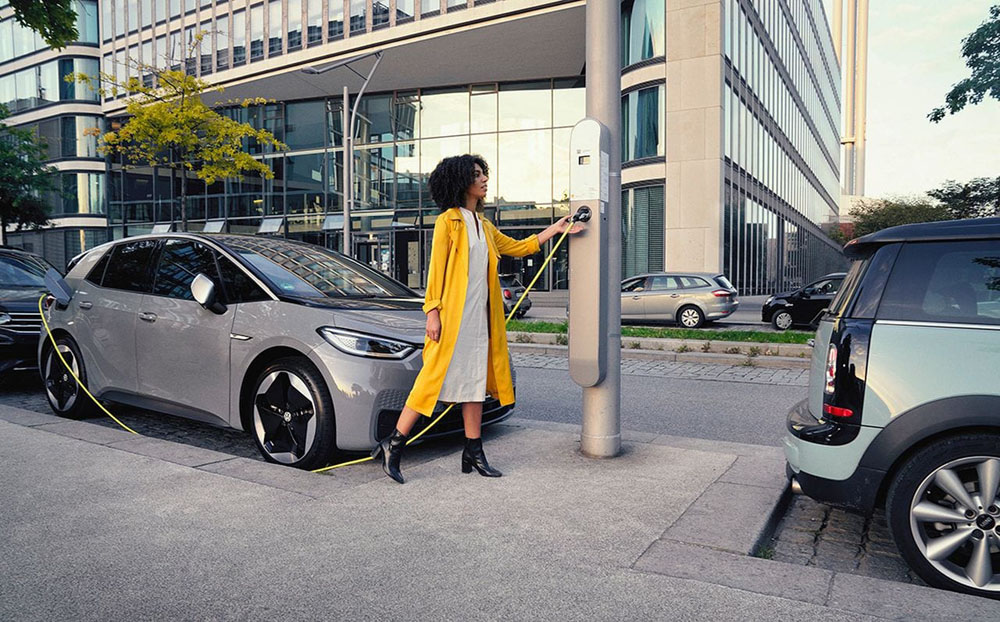 Alemania invierte 6.300 millones para instalar 930.000 cargadores públicos 1 Motor16 Volkswagen ID.3. Imagen cargador.