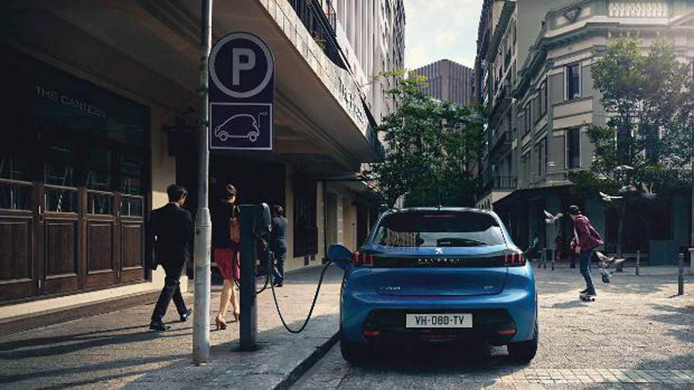 Alemania invierte 6.300 millones para instalar 930.000 cargadores públicos 2 Motor16 Peugeot e208. Imagen cargador.