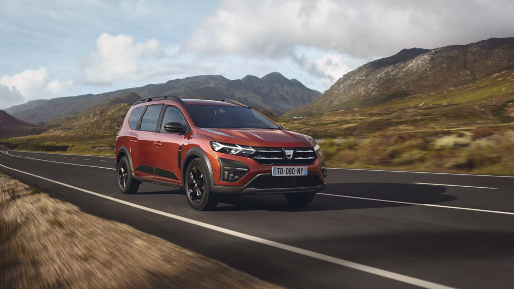 Dacia Jogger: el primer híbrido eléctrico de la firma rumana 1 Motor16 Dacia Jogger. Imagen movimiento frontal.