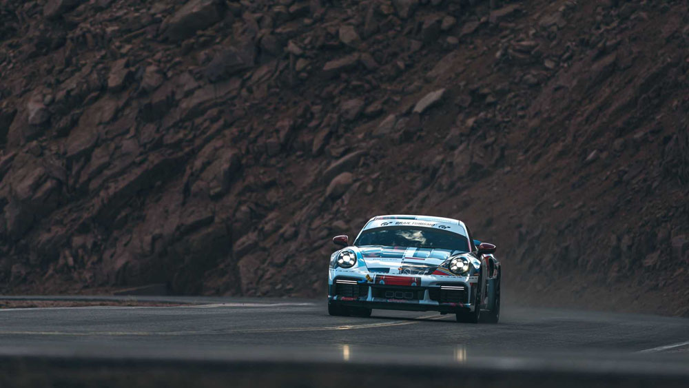2022 porsche 911 turbo s pikes peak record 17 Motor16