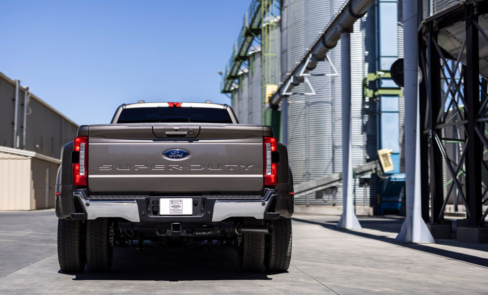 Ford Super Duty: un impresionante 7.3 V8 se esconde bajo su capó 3 Motor16 Ford Super Duty. Imagen estática trasera.
