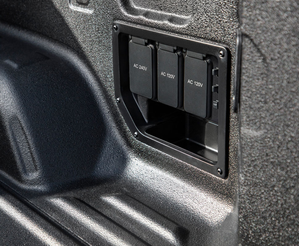 GMC Sierra EV Denali Edition 1. Imagen detalle enchufes.