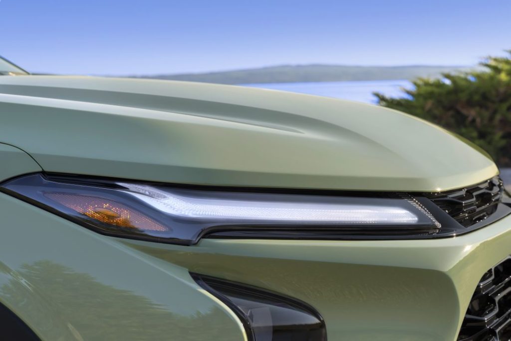 2024 chevrolet trax activ 010 Motor16