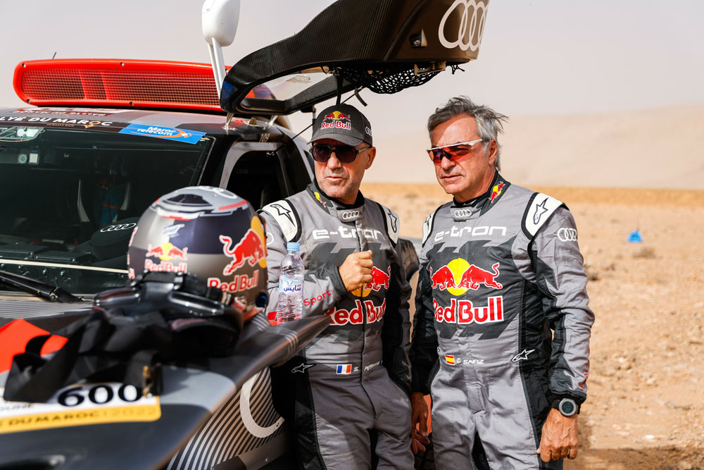 Carlos Sainz, optimista con su Audi RS Q e-tron de cara al Dakar 8 Motor16 Carlos Sainz comparte impresiones con Stephane Peterhansel. Motor16