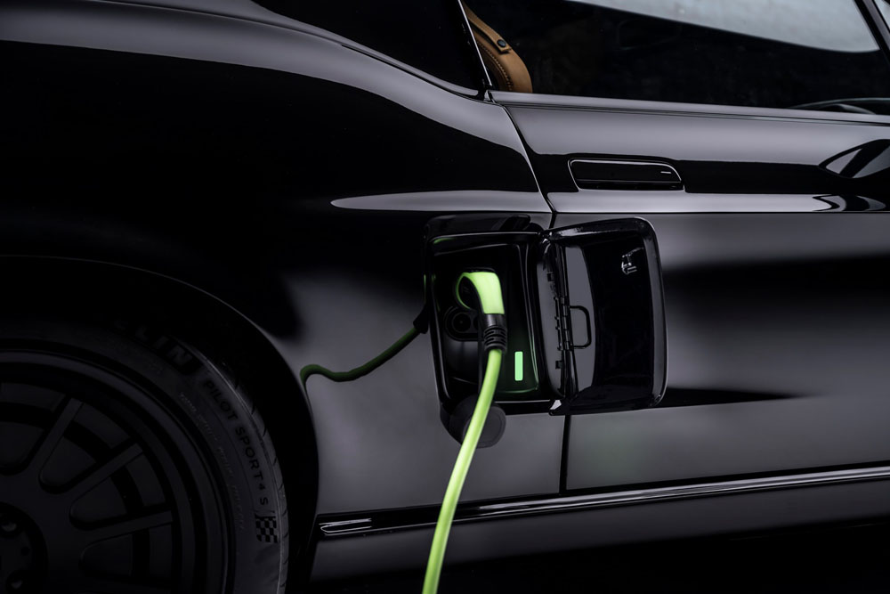 2025 Ford Mustang Fastback EV. Charge Cars. Imagen detalle.