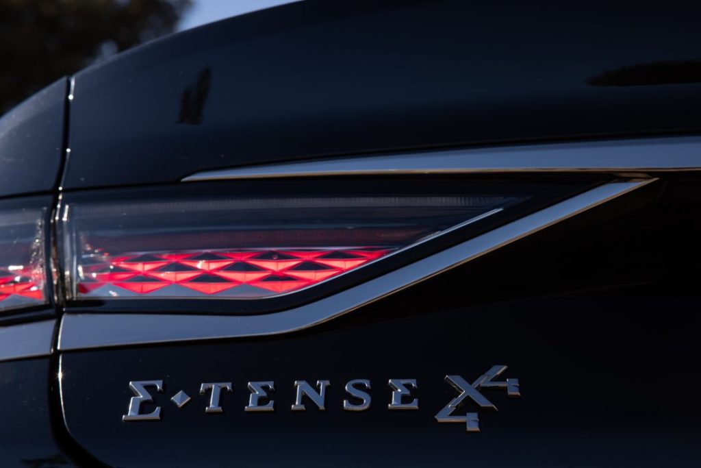 DS 9 E tense 4x4 logo Motor16