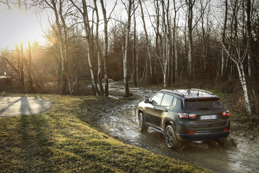 Probamos el Jeep Compass 4xe, un eficiente y funcional SUV con cualidades todo-terreno 16 Motor16 Jeep Compass 4xe 8 Motor16